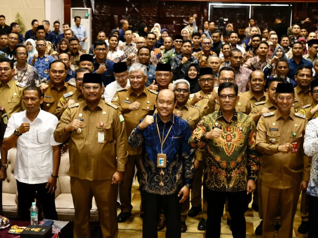 Foto: Pj Gubernur Aceh, Dr. H. Safrizal ZA, M.Si, menyerahkan Daftar Isian Pelaksanaan Anggaran (DIPA) dan Buku Alokasi Transfer ke Daerah (TKD) tahun 2025 kepada 49 Kementerian Lembaga dan 23 pemerintah kabupaten/kota yang ada di Aceh, di Anjong Mon Mata Komplek Meuligoe Gubernur, Kamis, (19/12/202).