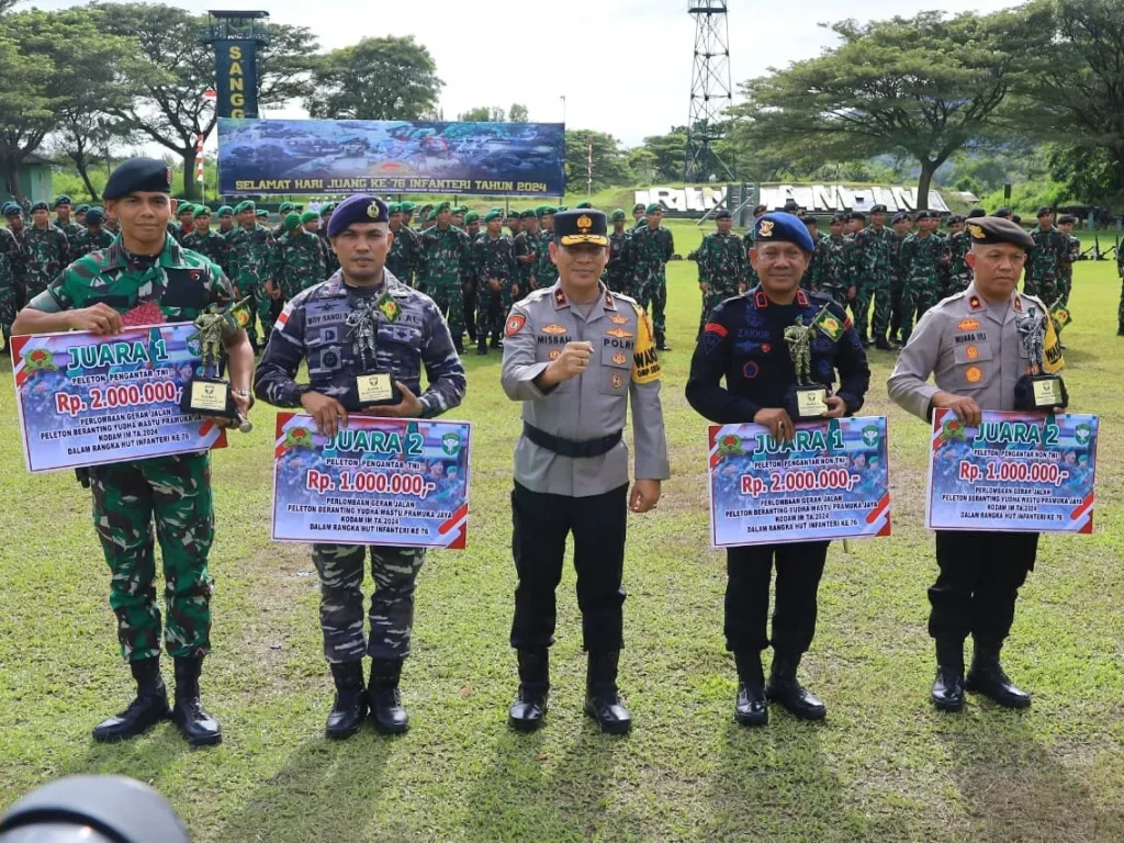 Foto: Wakapolda Aceh Brigjen Misbahul Munauwar menghadiri upacara Hari Juang Ke-76 Infanteri tahun 2024 yang berlangsung di Lapangan Rindam Iskandar Muda (IM), Mata Ie, Kecamatan Darul Imarah, Kabupaten Aceh Besar, pada Kamis, 19 Desember 2024.