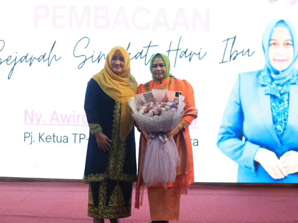 Foto: Ketua TP-PKK Aceh Utara Ny Awirdalina Mahyuzar memperingati Hari Ibu ke-96 tahun 2024 di jajaran Pemkab Aceh Utara diwarnai dengan romantisme ungkapan cinta dan kasih sayang dari Bapak-Bapak para pejabat kepada istri masing-masing.