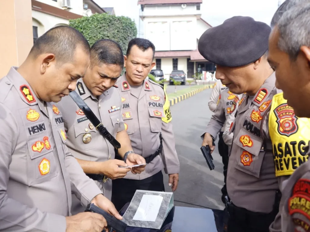 Foto: Polres Lhokseumawe menggelar apel pemeriksaan senjata api (senpi) dan amunisi personel di Lapangan Apel Mapolres Lhokseumawe, Senin (23/12/2024) pagi.