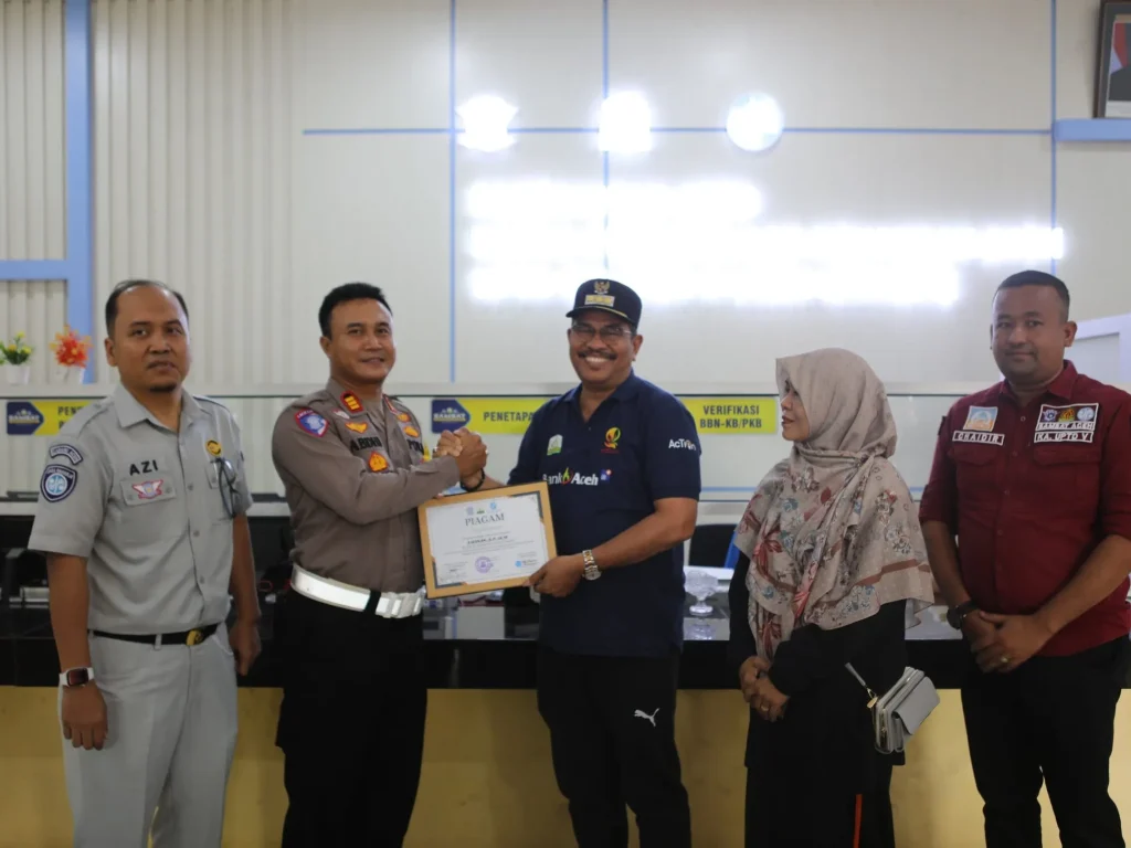 Foto: Penjabat (Pj) Wali Kota Lhokseumawe, A. Hanan, SP, MM, menerima penghargaan dari Samsat Lhokseumawe atas pembayaran pajak kendaraan dinas milik Pemerintah Kota Lhokseumawe