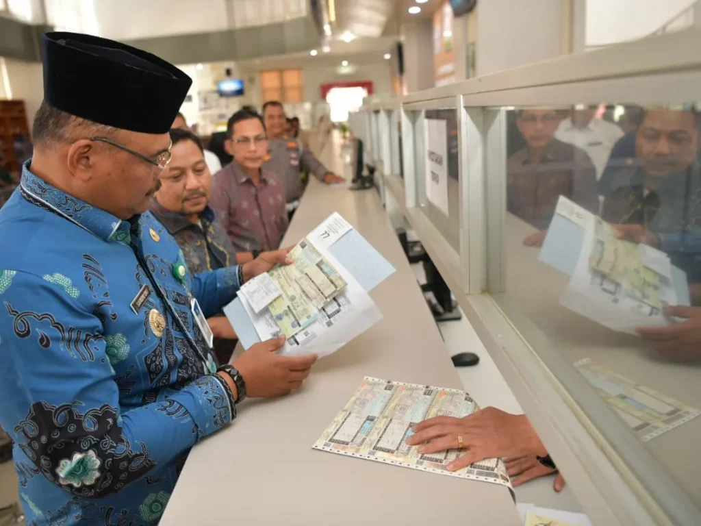 Foto: Pj. Gubernur Aceh, Dr. Safrizal, ZA. M. Si didampingi Plt. Asisten Administrasi Umum Sekda Aceh, Abdul Qahar, Kepala BPKA , Reza Saputra dan Karo Hukum Setda Aceh, Junaidi melakukan Sidak Ke Kantor Samsat Banda Aceh Guna Kelancaran Pengurusan Pajak Bermotor, Kamis, 02/01/2025.
