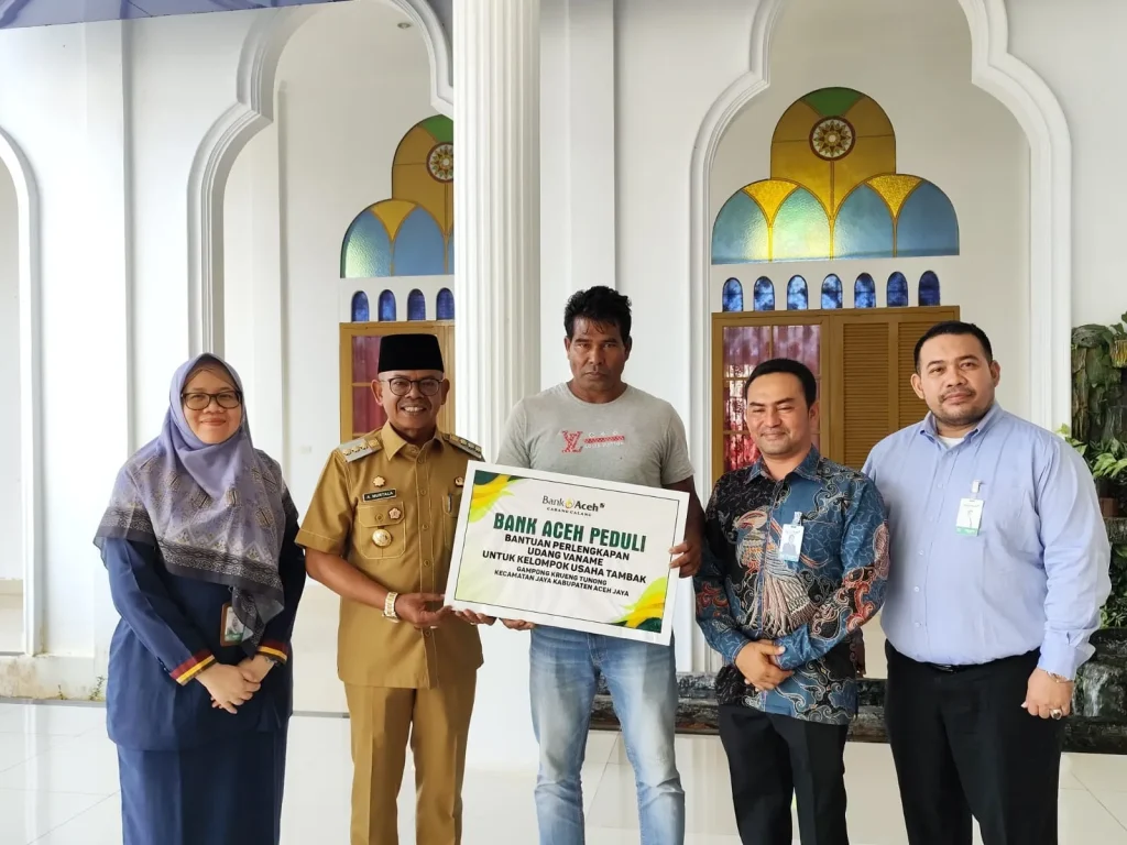 Foto: Penjabat (Pj.) Bupati Aceh Jaya, Dr. A. Murtala, M.Si, secara simbolis menyerahkan bantuan dana Corporate Social Responsibility (CSR) dari Bank Aceh Syariah Cabang Calang kepada Kelompok Usaha Tambak Gampong Krueng Tunong, Kecamatan Jaya sebesar Rp 265.000.000