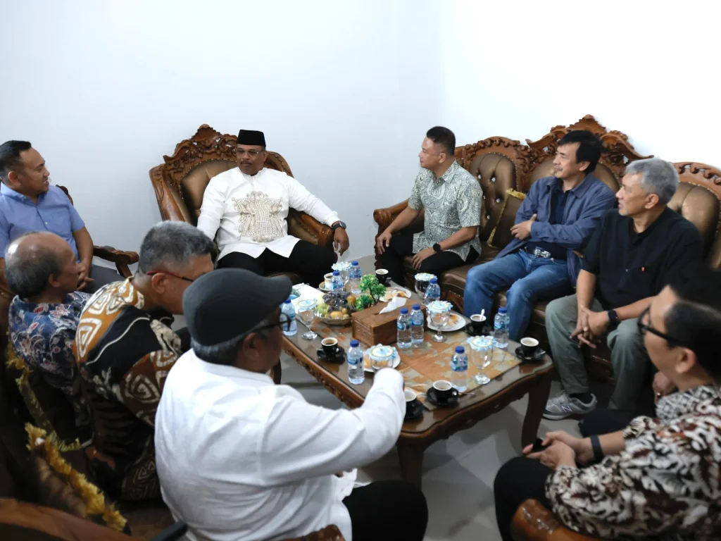 Foto: Penjabat Gubernur Aceh, Dr. H. Safrizal ZA., M.Si, menyambut kedatangan Rombongan Dewan Nasional Kawasan Ekonomi Khusus (KEK), didampingi Asisten II, Pi Wali Kota Lhokseumawe dan Pj Bupati Aceh Utara, di Bandara Malikussaleh Lhokseumawe, Jumat 10/01/2025
