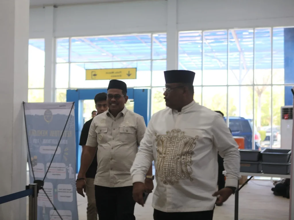 Foto: Penjabat (Pj) Gubernur Aceh, Dr. H. Safrizal ZA., M.Si., didampingi Penjabat Wali Kota Lhokseumawe, A. Hanan, SP, MM, menyambut kunjungan kerja Dewan Nasional Kawasan Ekonomi Khusus (KEK) di Ruang VIP Bandara Malikussaleh,