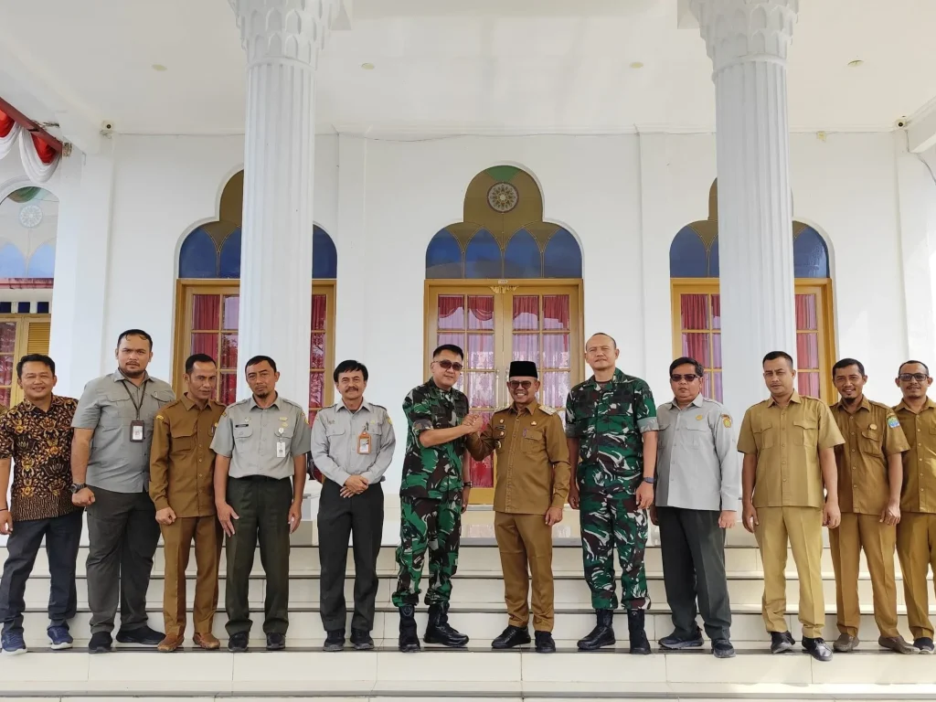 Foto: Tim dr Pusat  penanggungjawab Satgas Swasembada untuk Prov Aceh  Kementan dan Wakordwas Satgas (Kolonel Teddy) dr TNI AD, bersilaturrahmi dengan Pj Bupati Aceh Jaya serta melakukan pertemuan dg Dinas Pertanian dgn para Kabid ( PSP, TPH dan Kabid Penyuluhan) kemudiann melakukan kunjungan lapangan ke calon lokasi OPLAH 2025