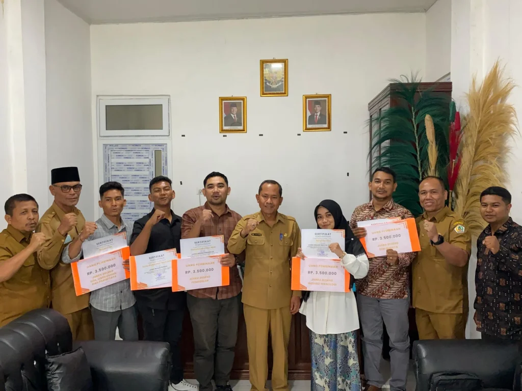 Foto: Kepala Disporapar Aceh Utara, M Nasir MSi didampingi Kabid Pariwisata, Umar, S.Sos,.MAP Penyerahan sertifikat dan uang pembinaan Pemuda Pelopor Aceh Utara 2024