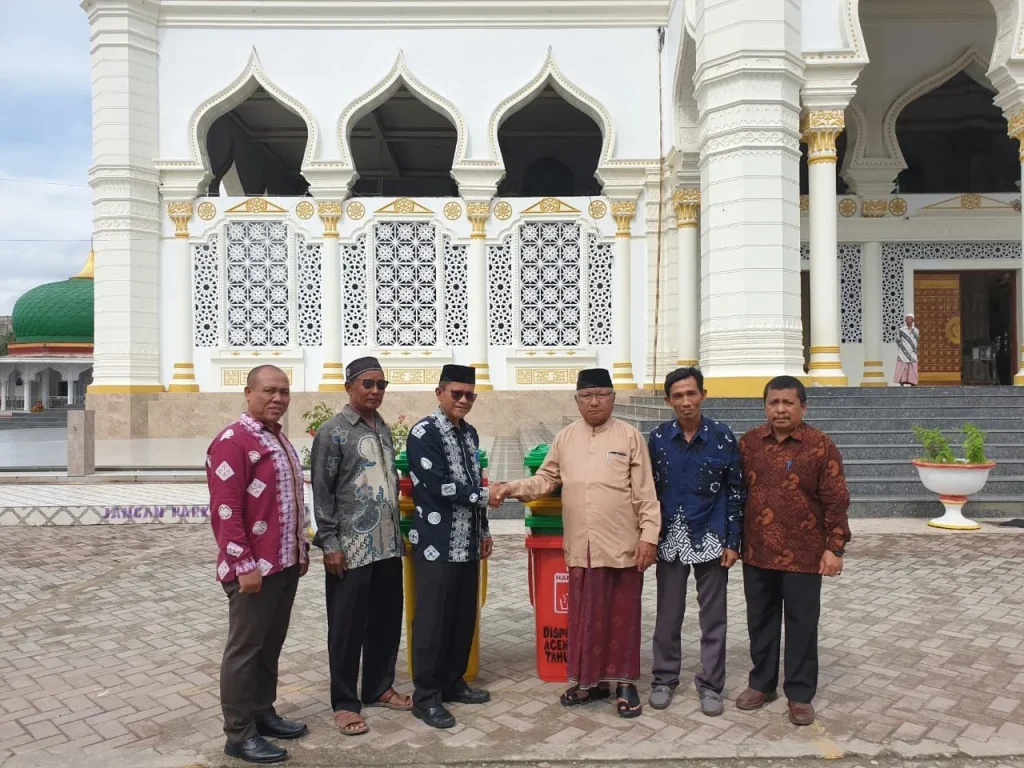 Foto: Kepala Dinas Kepemudaan, Olahraga, dan Pariwisata (Disporapar), Muhammad Nasir, S.Sos,.M.Si disampingi Kepala Bidang Pariwisata Aceh Utara, Umar, S.Sos.,MAP menyerahkan Fasilitas tong sampah yang diterima langsung 
Imam besar Mesjid Raya Pase, Tgk. H. Abdul Wahab Rasyid, S.Hi