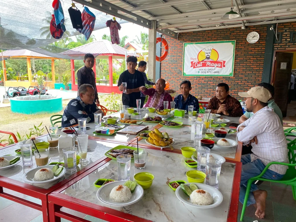 Foto: Kepala Dinas Kepemudaan, Olahraga, dan Pariwisata (Disporapar) Kabupaten Aceh Utara, Muhammad Nasir, S.Sos., M.Si., bersama Kepala Bidang Pariwisata Umar, S.Sos., M.A.P., serta staf dan Duta Wisata di jamu Pemilik TARA Garden