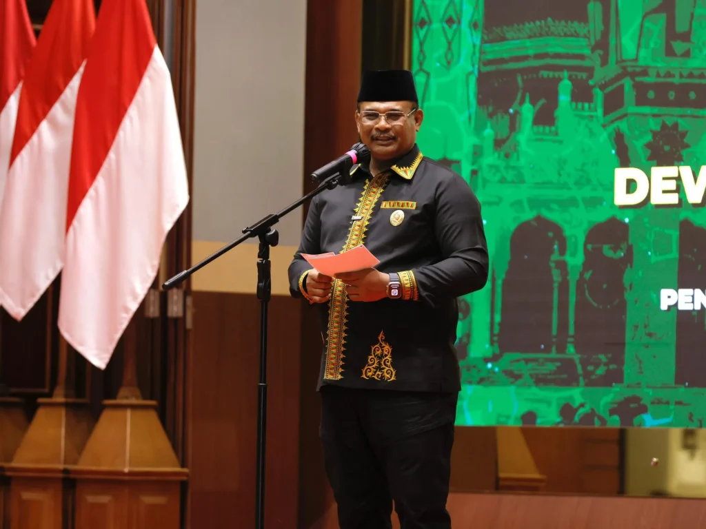 Foto: Pj Gubernur Aceh Safrizal menyampaikan sambutan pada Pelantikan prima dewan masjid indonesia provinsi Aceh, di Anjong  mon mata , Jumat Malam 24/01/2025.