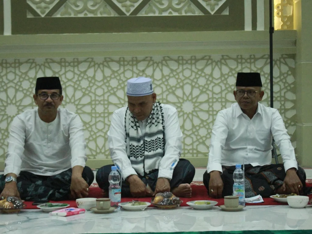 Foto: Pj. Bupati Aceh Jaya, Dr. A. Murtala, M.Si., menghadiri peringatan Isra' Mi'raj Nabi Muhammad SAW 1446 H/2025 M yang digelar di Masjid Agung Baitul 'Izzah, Aceh Jaya, pada Kamis malam (30/1/2025). Acara ini menghadirkan penceramah Tgk. Umar Ismail, S.Ag., seorang ulama dari Banda Aceh.