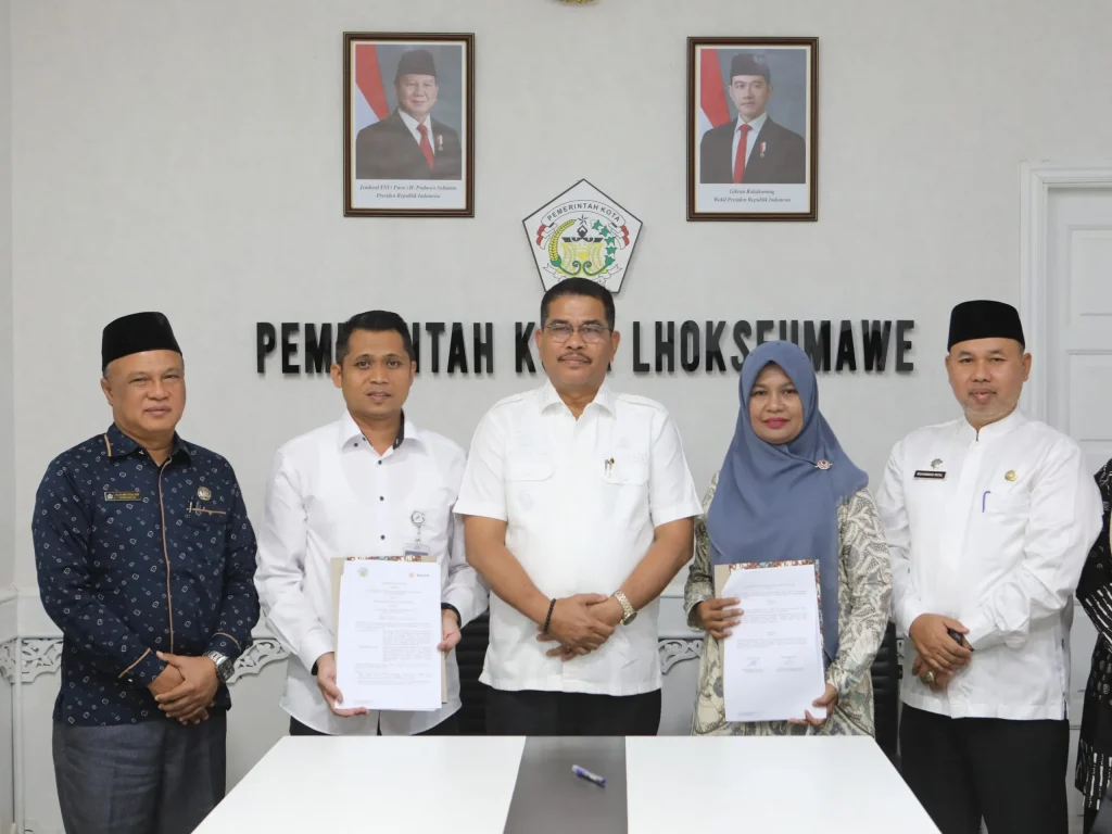 Foto: Pemerintah Kota Lhokseumawe melalui Dinas Perindustrian, Perdagangan, Koperasi dan UKM (Disperindagkop UKM) dan Dinas Kelautan Perikanan, Pertanian dan Pangan (DKPPP) resmi menandatangani kerjasama dengan Perum Badan Urusan Logistik (Bulog) Lhokseumawe di Ruang Kerja Wali Kota Lhokseumawe, Jumat, (31/01).
