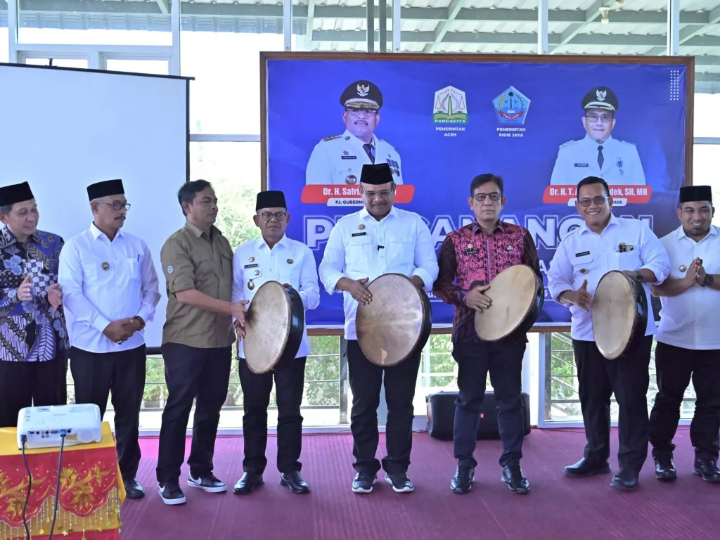 Foto: Penjabat Gubernur Aceh, Dr. H. Safrizal ZA, M.Si melakukan Pencanangan Aceh Eliminasi Pasung, di Pendopo Bupati Pidie Jaya, Jumat 7-2-2025. Pencanangan itu dihadiri langsung Plt Sekda Aceh, dan sejumlah Pj Bupati serta Pj Wali Kota.