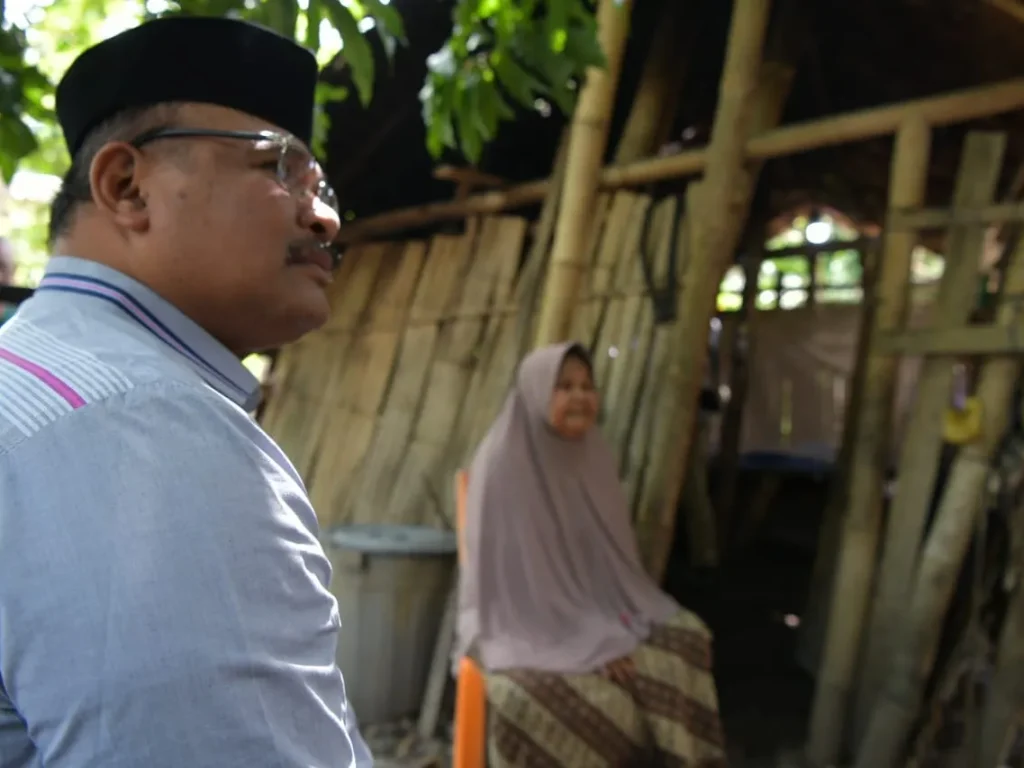 Foto: j. Gubernur Aceh, Dr. Safrizal, ZA. M. Si didampingi Plt. Sekda Aceh, Muhammad Diwarsyah dan Pj. Bupati Pidie, Drs. Samsul Azhar meninjau proses verifikasi pembangunan rumah layak huni Rumah