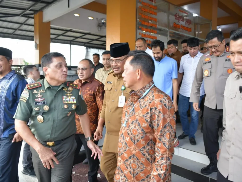 Foto: Pj. Gubernur Aceh, Dr. Safrizal, ZA. M. Si dan Gubernur Aceh Terpilih, H. Muzakir Manaf mendampingi Menteri Dalam Negeri RI, Tito Karnavian beserta Rombongan di Rumah Makan Ayam Pramugari, Blang Bintang, Aceh Besar, Selasa, 11/02/2025.