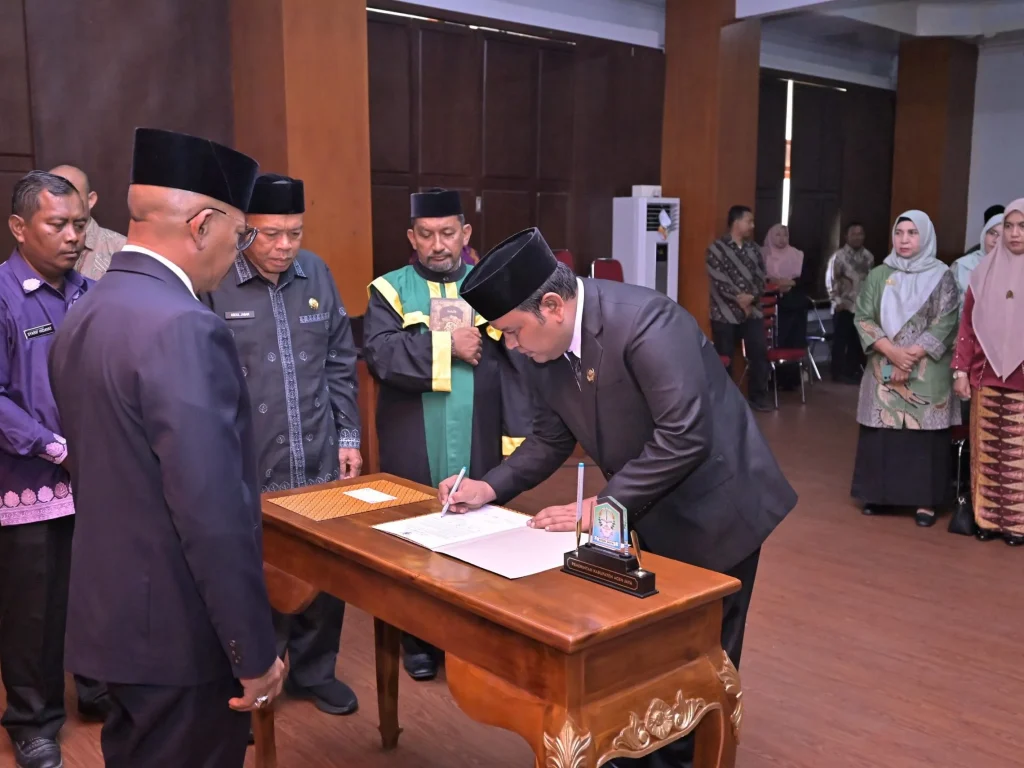 Foto: Pj. Bupati Aceh Jaya, Dr. A. Murtala, M.Si., secara resmi melantik Juanda, S.Pd.I., M.Pd. sebagai Penjabat (Pj.) Sekretaris Daerah (Sekda) Kabupaten Aceh Jaya. Pelantikan berlangsung di Aula Lantai III Sekretariat Daerah Kabupaten Aceh Jaya pada Kamis, 13 Februari 2025. Pelantikan ini dilakukan menyusul berakhirnya masa jabatan Pj. Sekda sebelumnya, Asy’ari, S.E., M.Si.