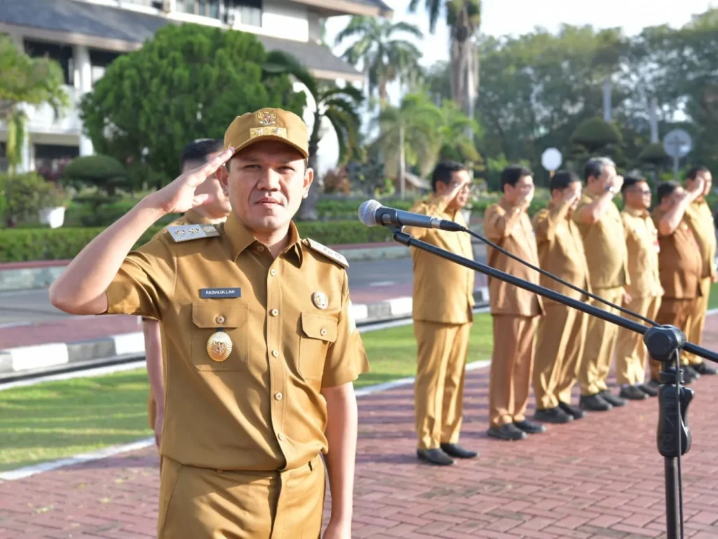 Foto: Wakil Gubernur Aceh, Fadhlullah, memimpin apel pagi Senin (24/2/2025) yang diikuti seluruh pejabat struktural dan ASN Setda Aceh, di halaman Kantor Gubernur Aceh.