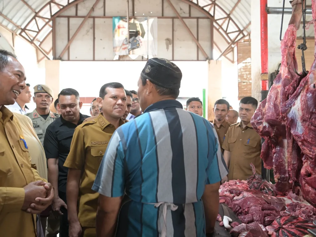 Foto: Wakil Gubernur Aceh, Fadhlullah, didampingi Asisten II, Zulkifli, dan Skpa terkait meninjau aktivitas jual-beli menjelang bulan suci Ramadan, di Pasar Almahira Lamdingin Banda Aceh, Selasa 25/02/2025,