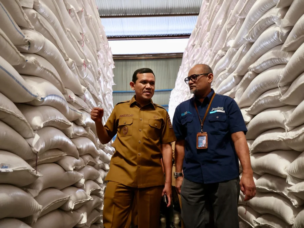 Foto: Wakil Gubernur Aceh, Fadhlullah, S.E., didampingi intansi terkait, meninjau ketersediaan beras di Gudang Bulog menjelanh Ramadan, di Lambaro, Aceh Besar, Senin, 24/2/2025