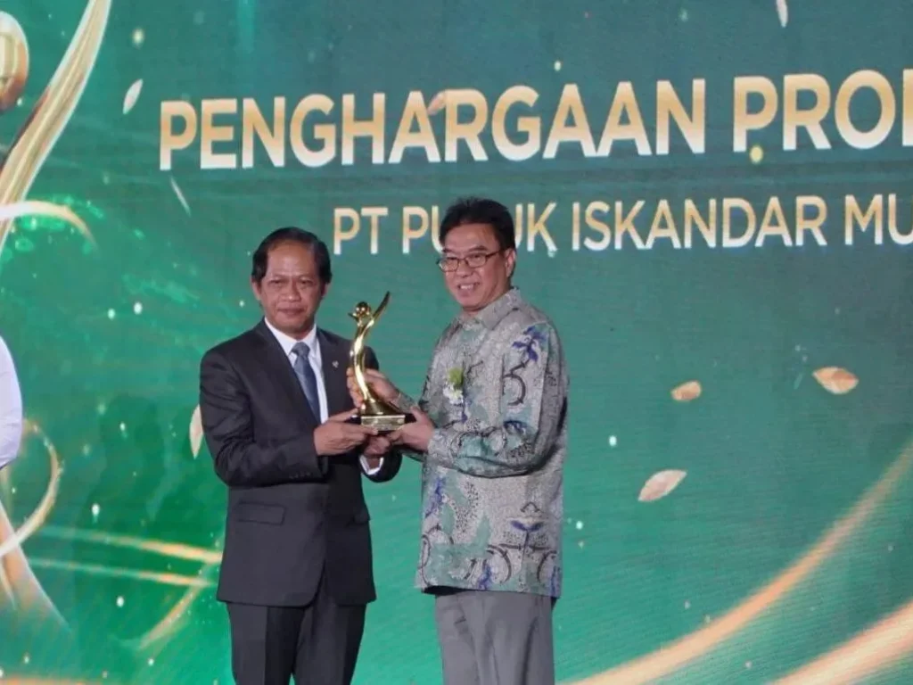 Foto: Menteri Lingkungan Hidup di Sasono Langen Budoyo  menyerahkan Proper Emas Kepada Direktur Utama PT Pupuk Iskandar Muda, Budi Santoso Syarif diTaman Mini Indonesia Indah (TMII) Jakarta pada Senin, 24 Februari 2025.