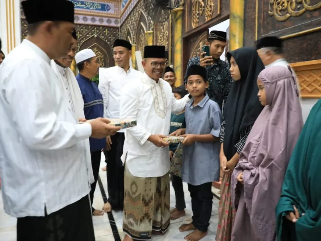 Foto: Bupati Aceh Utara, H. Ismail A. Jalil, SE, MM atau yang akrab disapa Ayahwa bersama jajaran pemerintah daerah menggelar acara buka puasa bersama masyarakat Lhoksukon di Masjid Agung Baiturrahim, Minggu (16/03/2025).