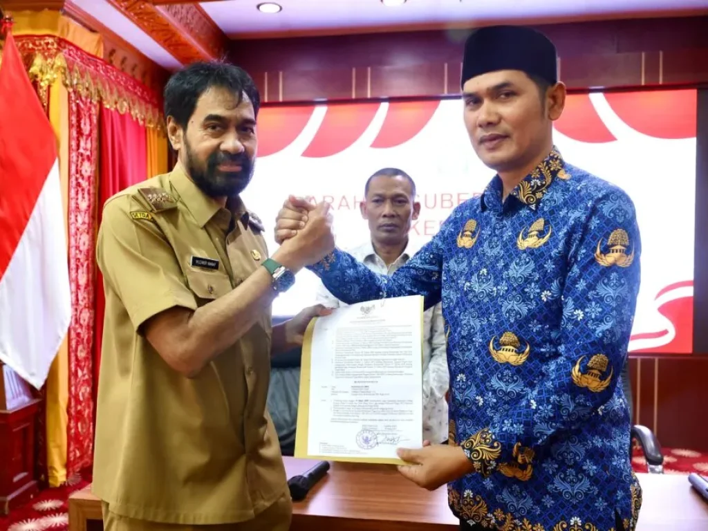 Foto: Gubernur Aceh, H. Muzakir Manaf, menyerahkan SK Plt Sekda Aceh kepada Kadispora Aceh, M Nasir, di Meuligoe Gubernur Aceh, Senin, 17//3/2025