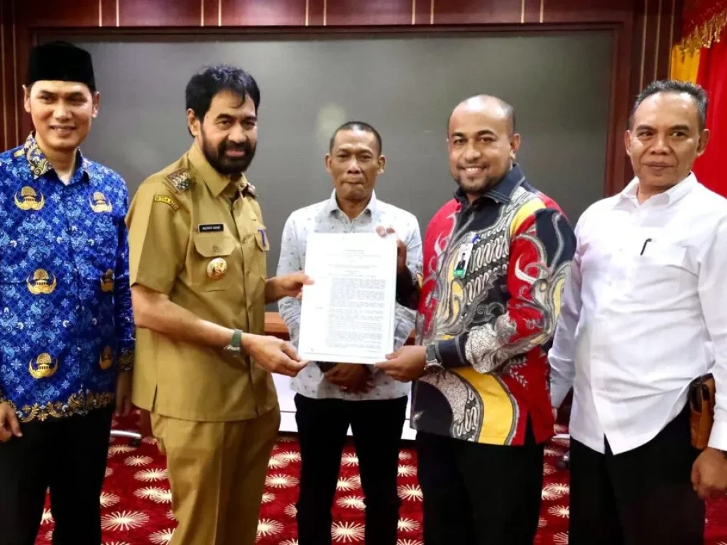 Foto: Gubernur Aceh, H. Muzakir Manaf, menyerahkan SK Plt Dirut Bank Aceh kepada Fadil Ilyas, di Meuligoe Gubernur Aceh, Senin, 17//3/2025