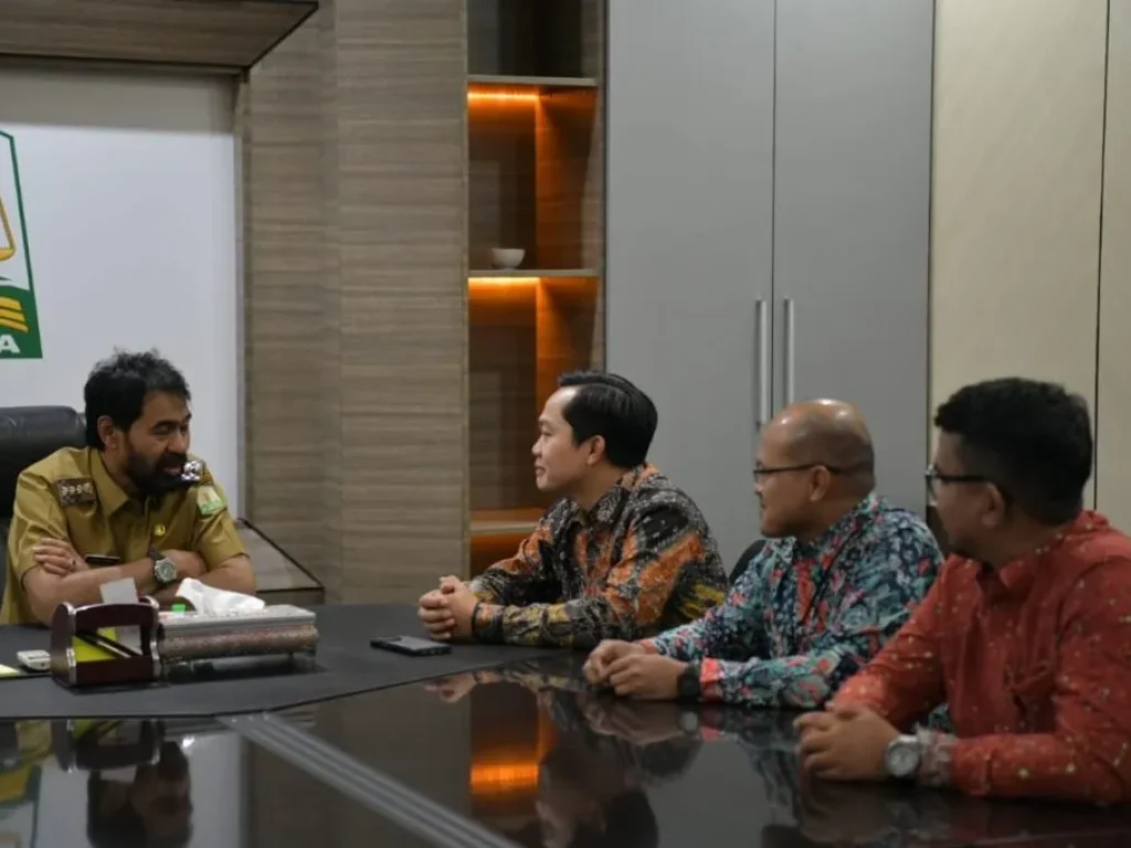 Foto: Gubernur Aceh, Muzakir Manaf didampingi Plt. Sekda Aceh, M. Nasir, Asisten II Sekda Aceh, Zulkifli dan Kepala Biro Ekonomi Setda Aceh , Zaini menerima Silaturahmi Kepala Otaritas Jasa Keuangan (OJK) Perwakilan Aceh, Daddi Peryoga beserta jajaran di Meuligoe Gubernur Aceh