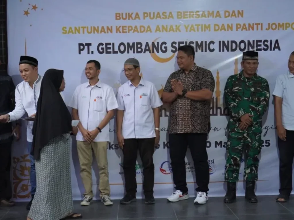 Foto: Party Chief GSI, Dinan Nasrulloh menyerahkan santunan di dampingi Humas PGE dan tokoh masyarakat setempat