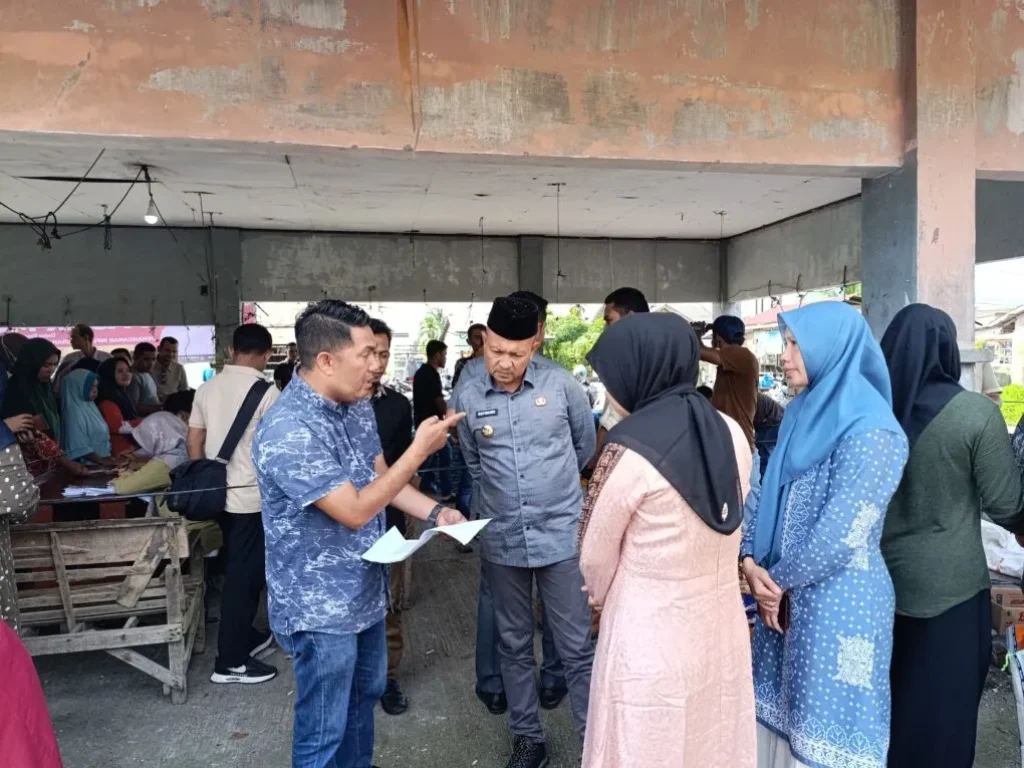 Foto: Bupati Aceh Jaya, Safwandi, S.Sos., dan Wakil Bupati Aceh Jaya, Muslem D, SE., memantau secara langsung Operasi Pasar Murah yang digelar di Komplek Pasar Ikan Gampong Blang, Calang, pada Jumat, 21 Maret 2025.