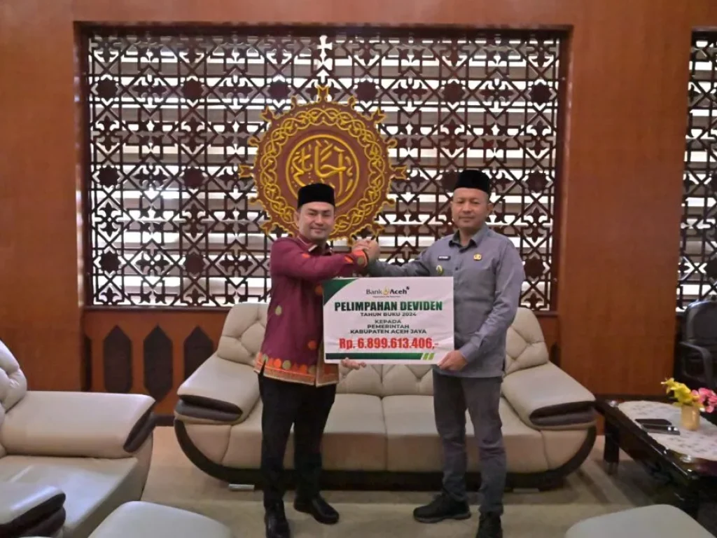 Foto: Bupati Aceh Jaya, Safwandi, S.Sos., menerima deviden Tahun Buku 2024 dari Bank Aceh Syariah Cabang Calang senilai Rp 6.899.613.406 di Ruang Kerja Bupati Aceh Jaya
