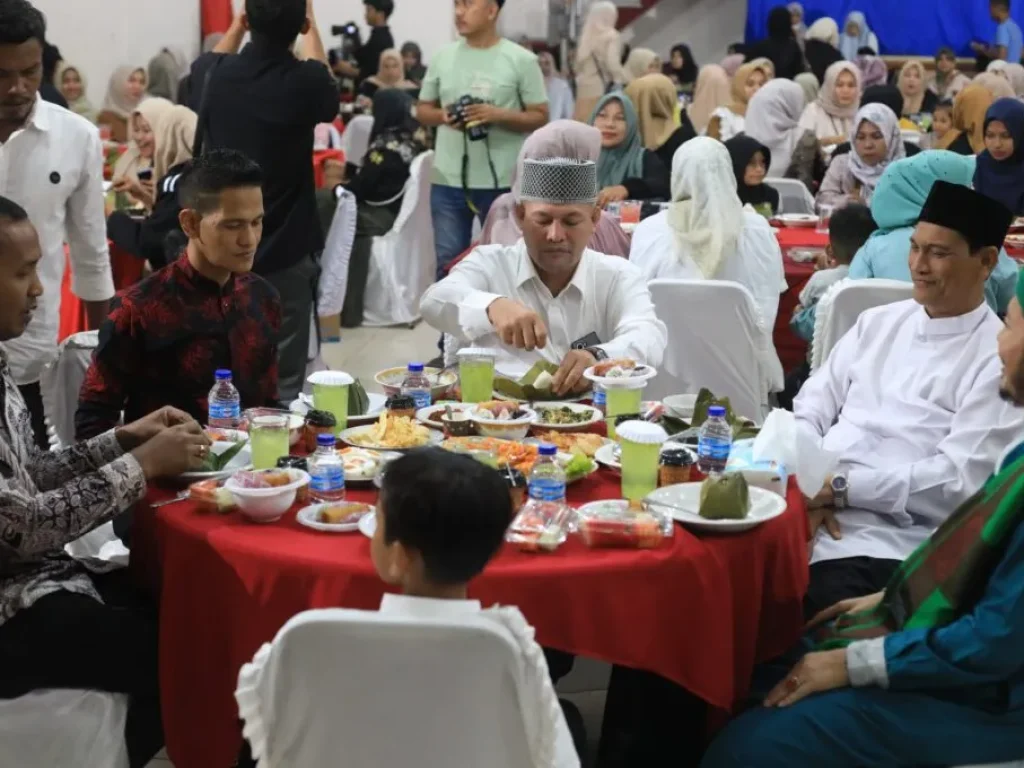 Foto: Bupati Aceh Utara, H. Ismail A. Jalil, SE, MM, menghadiri undangan buka puasa bersama dengan Jaringan Aneuk Syuhada Aceh (JASA) di Aula Hotel Lido Graha