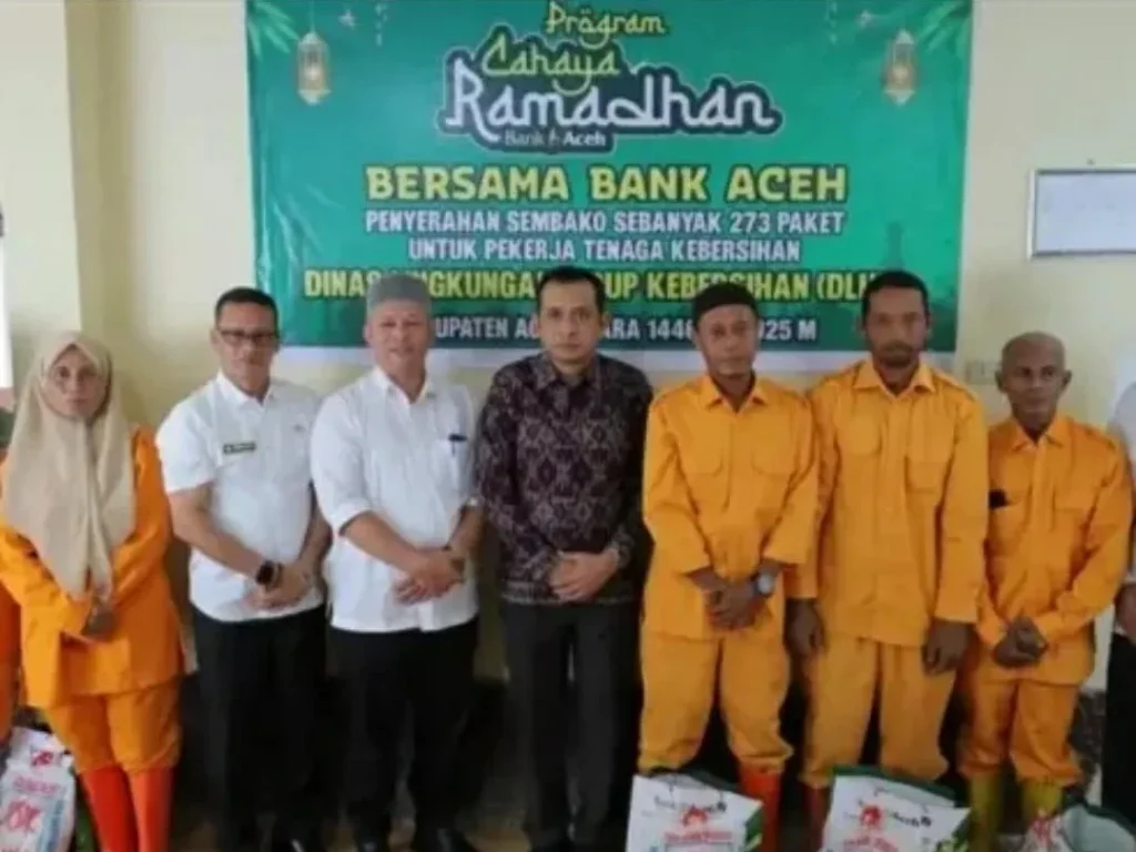 Foto: Penyerahan Paket sembako kepada 273 tenaga kebersihan oleh Bupati Aceh Utara H Ismail A Jalil