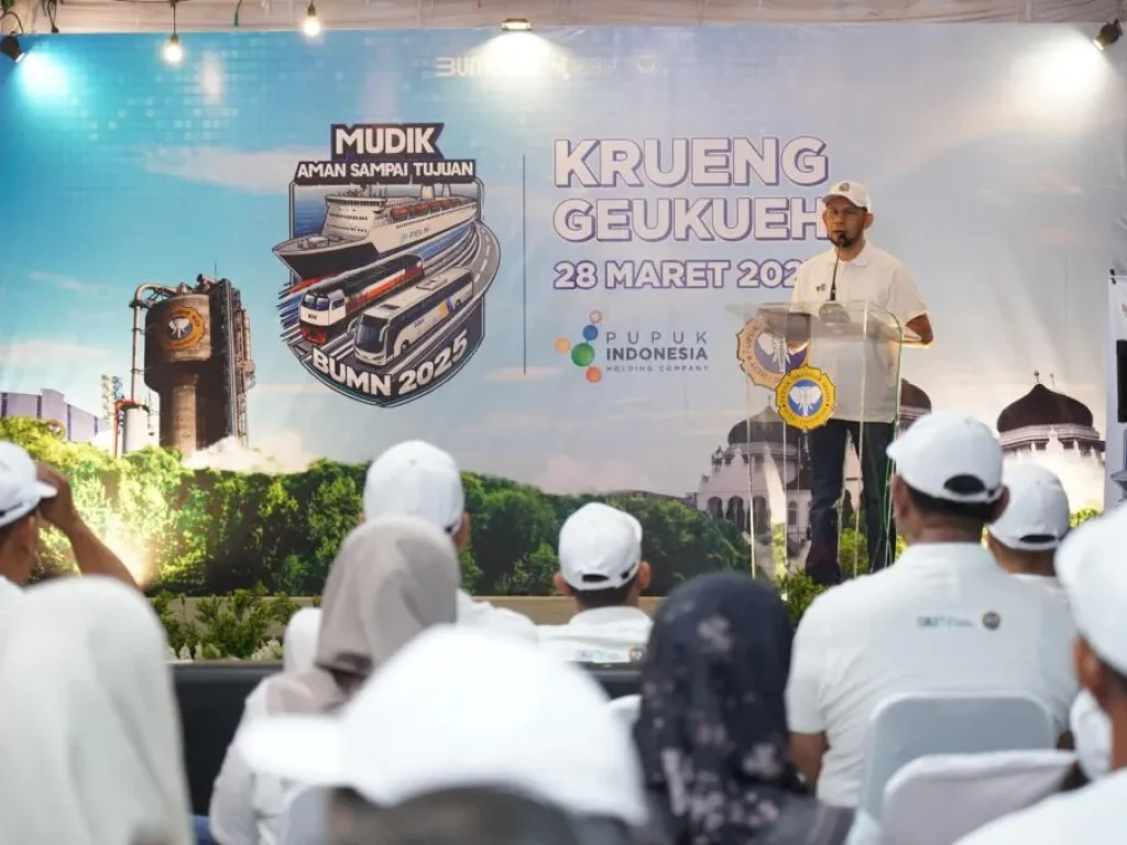 Foto: PT PIM melepaskan keberangkatan 100 pemudik dengan transportasi minibus Hiace yang dipusatkan di Gapura PT PIM Kecamatan Dewantara, Aceh Utara, pada Jumat, 28 Maret 2025.