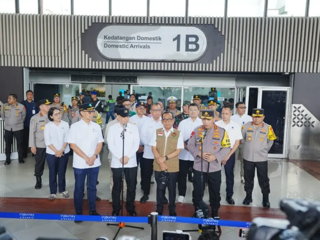 Foto: Kapolri Jenderal Listyo Sigit Prabowo melakukan pengecekan langsung pengamanan dan pelayanan arus mudik Lebaran 2025 di Bandara Soekarno Hatta (Soetta), Sabtu (29/3/2025). Peninjauan tersebut juga dilakukan bersama para Menteri dan pihak terkait lainnya.