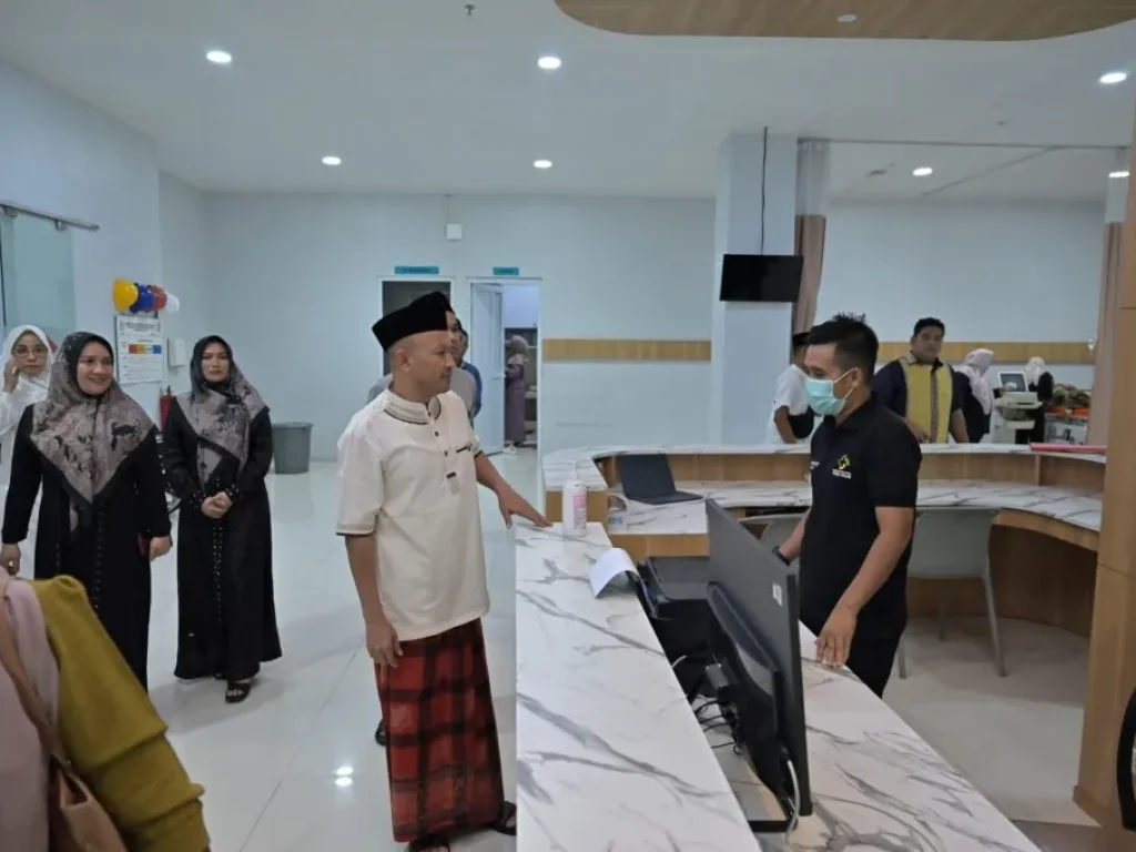 Foto: Bupati dan Wakil Bupati Aceh Jaya, Safwandi, S.Sos - Muslem D, SE yang turut didampingi Sekda bersama Kadis Kominsa ikut serta melakukan Inspeksi Mendadak (Sidak) di IGD RSUD (Rumah Sakit Umum Daerah) Teuku Umar, Minggu (30/3/2025).