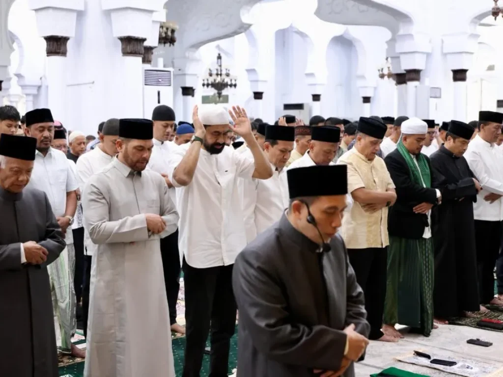 Foto: Gubernur Aceh Muzakir Manaf, bersama Wakil Gubernur Aceh Fadhlullah unsur Forkopimda Aceh dan masyarakat, melaksanakan Shalat Tahiyatul Masjid dan Shalat Idul Fitri 1446 Hijriyah, di Masjid Raya Baiturrahman, Banda Aceh, Senin (31/3/2025).
