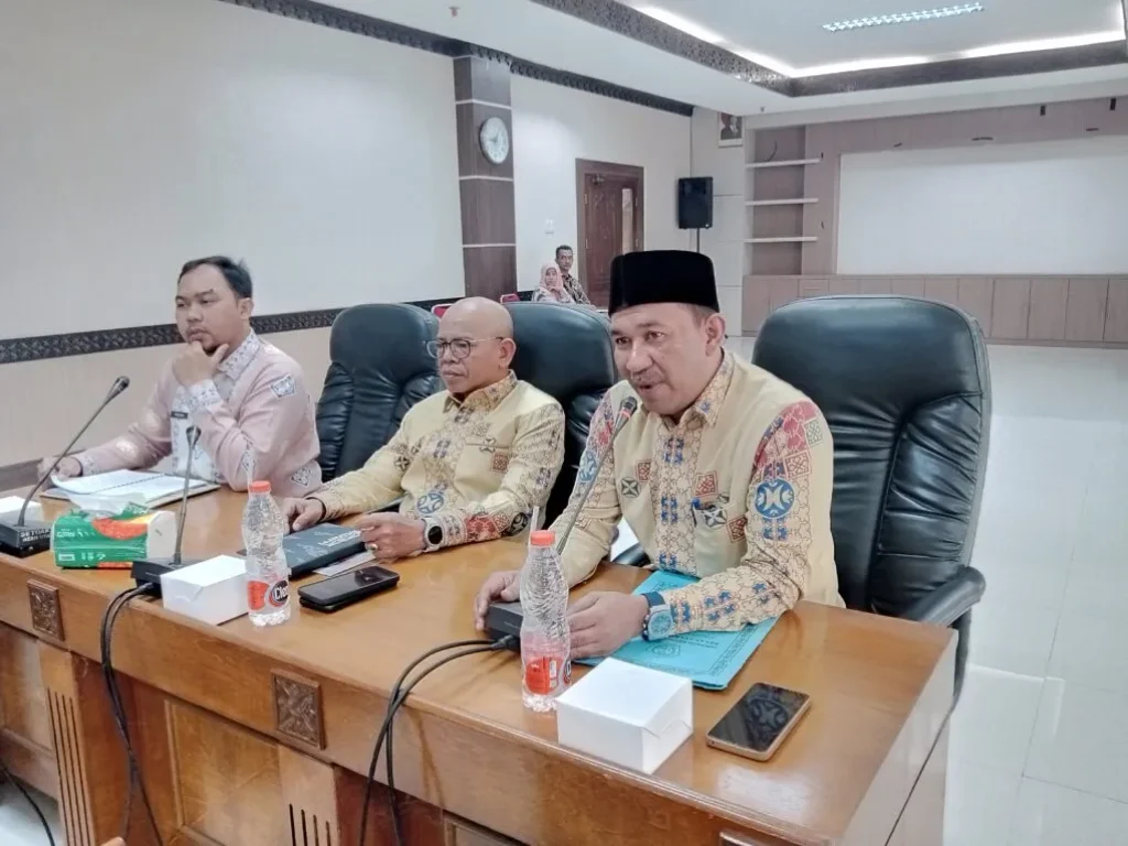 Foto: Sekda Aceh Utara, Dr A Murtala M.Si mempimpin rapat persiapan MTQ ke 35 di Oppom Kantor Bupati Landing
