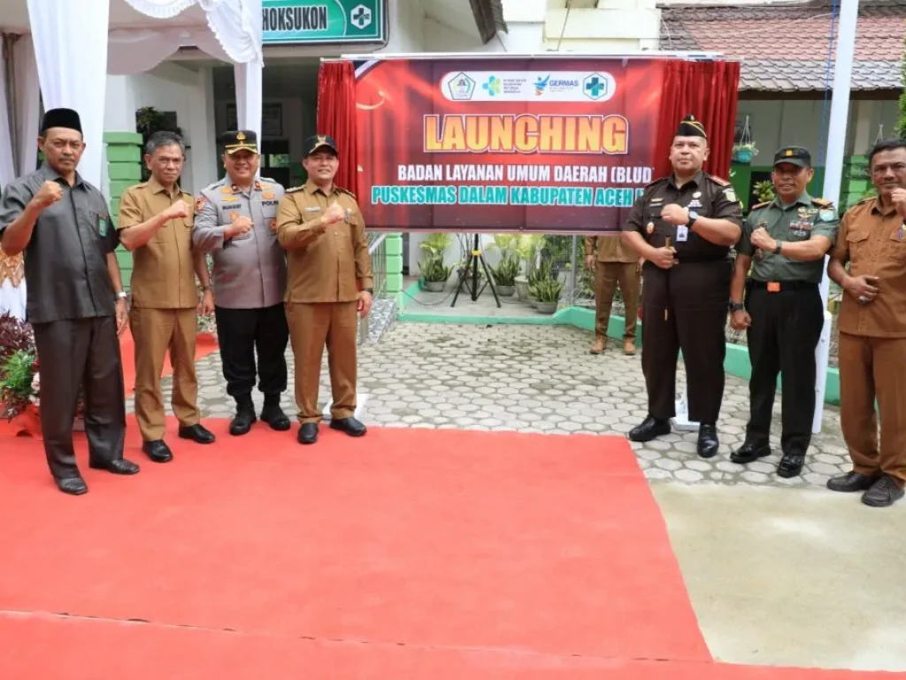 Foto: Bupati Aceh Utara H Ismail A Jalil, SE, MM, meresmikan berlakunya status Badan Layanan Umum Daerah (BLUD) untuk 32 unit Pusat Kesehatan Masyarakat (Puskesmas) yang ada di Kabupaten Aceh Utara. Prosesi peresmian berlangsung dalam satu seremoni launching bersama yang dilakukan di halaman Puskesmas Lhoksukon, Selasa, 22 April 2025.