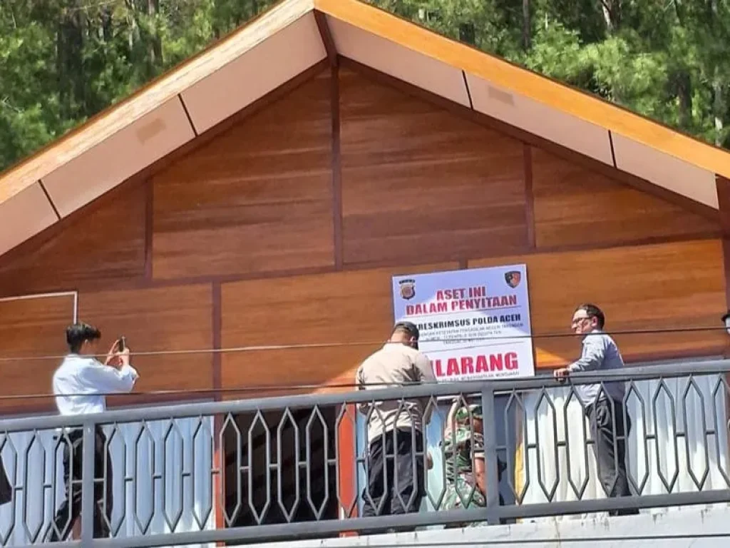 Foto: Penyidik Subdit Fismondev Direktorat Reserse Kriminal Khusus (Ditreskrimsus) Polda Aceh melakukan penyitaan terhadap satu unit rumah milik karyawan PT Bank Pembiayaan Rakyat Syariah (BPRS) Gayo di Desa Hakim Bale Bujang, Kecamatan Lut Tawar, Kabupaten Aceh Tengah, Jumat, 9 Mei 2025.