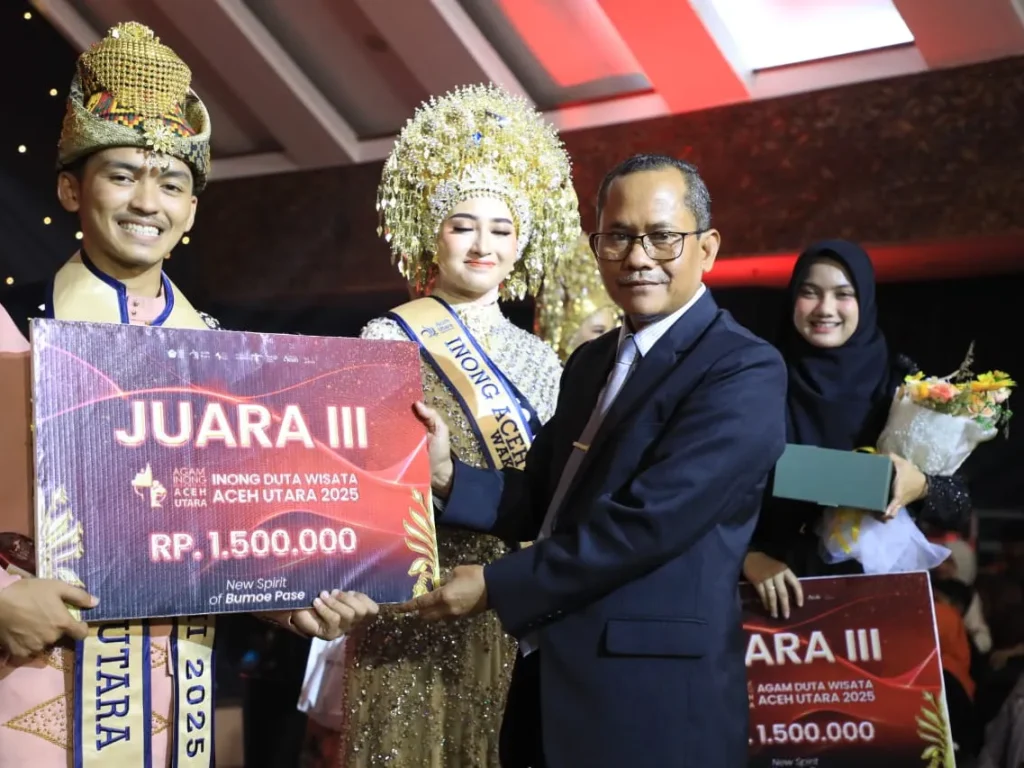 Foto: Kepala DisPorapar Aceh Utara, Muhammad Nasir menyerahkan Tropi dan Hadiah Kepada Para Pemenag Agam Inong Aceh utara 2025