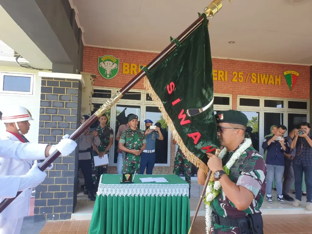 Foto: Letkol Inf. Dr. Dimar Bahtera, S.Sos., M.A.P melakukan penciuman Tunggul Bendera Perang Tradisi  Brigif RK 25/Siwah