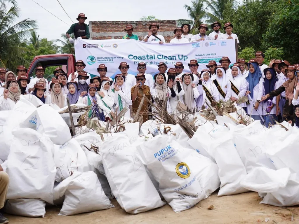 Foto: aksi "Coastal Clean Up" bertajuk Beat Plastic Pollution di pesisir Pantai Bangka Jaya, Kecamatan Dewantara, Aceh Utara, Selasa (17/6/2025).