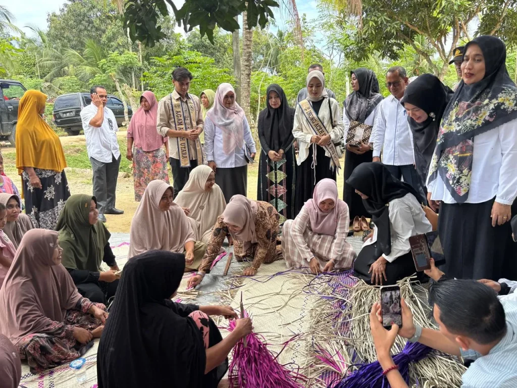 Foto: Ketua Dekranasda Aceh Utara Ny.Musliana Ayah Wa lakukan proses Pembuatan baku anyaman tikar