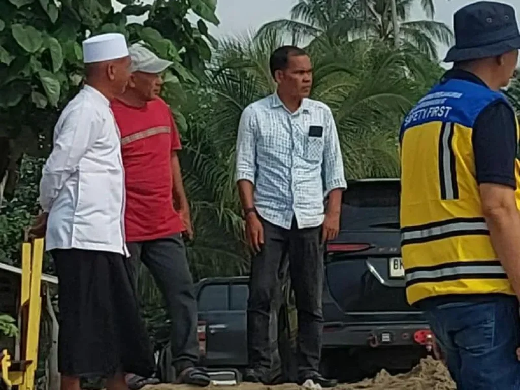 Foto: Anggota DPRK Aceh Utara, Tgk. Abdullah M. Amin, bersama Kepala Dinas PUPR Ir. Jaffar, ST., MSM dan Geuchik Lhok Pu’uk, T. Bakhtiar, saat meninjau langsung pemasangan Geobag di Pantai Lhok Pu’uk, Kecamatan Seunuddon. (Dok. Ist)