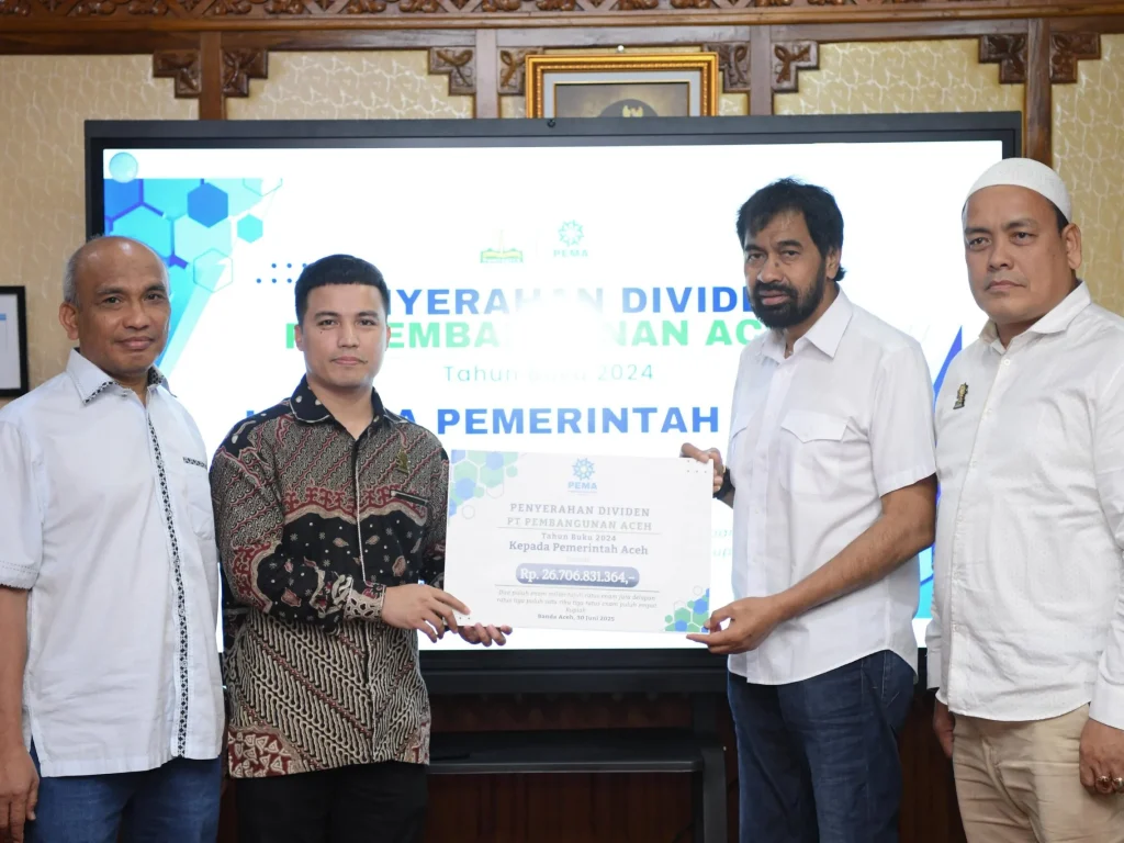 Foto: Gubernur Aceh, Muzakir Manaf, menerima dividen PT. Pembangunan Aceh tahun Buku 2024, di serahkan oleh Direktur Utama PT. Pembangunan Aceh (PEMA) Mawardi Nur di ruang kerja Gubernur Aceh,  Senin, 30/06/2025