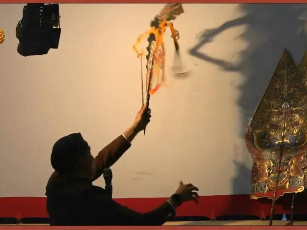 Foto: Wakapolda Brigjen Ari Wahyu Widodo menyaksikan secara virtual pergelaran wayang kulit dengan lakon Amartha Binangun di Polresta Banda Aceh, Jumat, 4 Juli 2025.