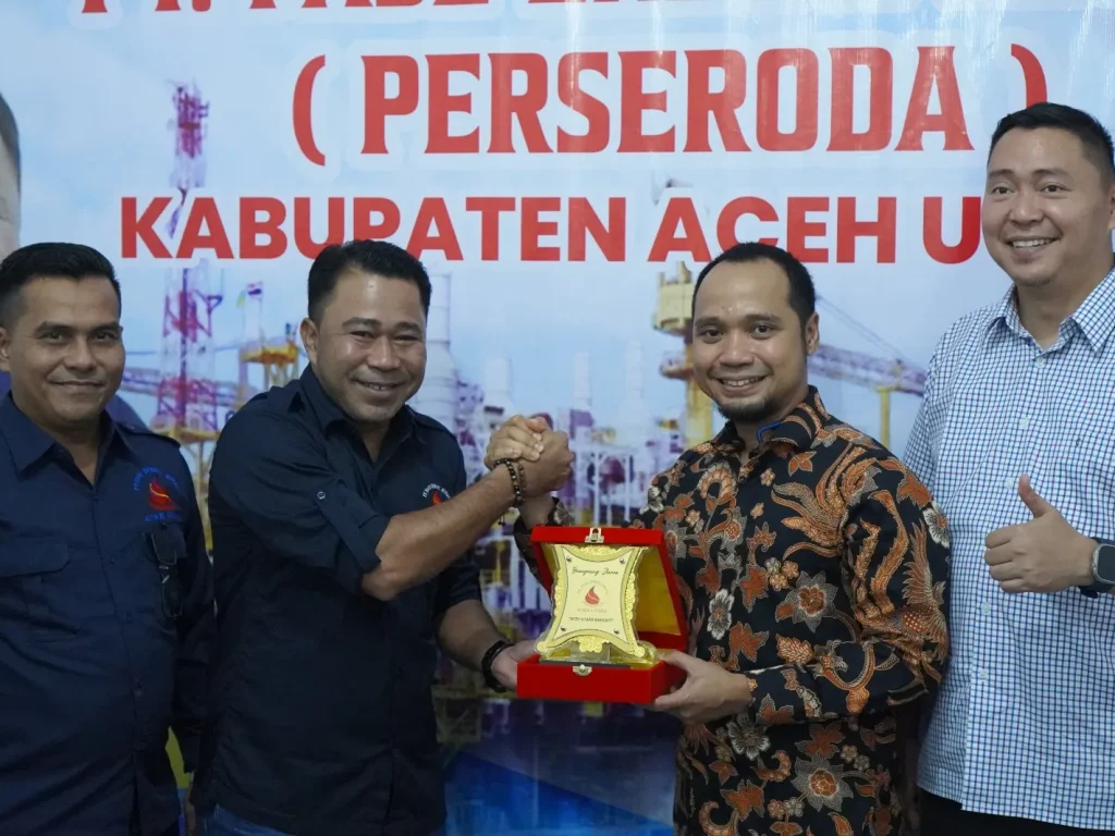 Foto: Direktur Utama PT Pase Energi Migas Perseroda memberikan Cendera mata kepada General Manager Sales & Operation Regional 1 PT Perusahaan Gas Negara (PGN) Tbk, Andi Sangga Prasetia