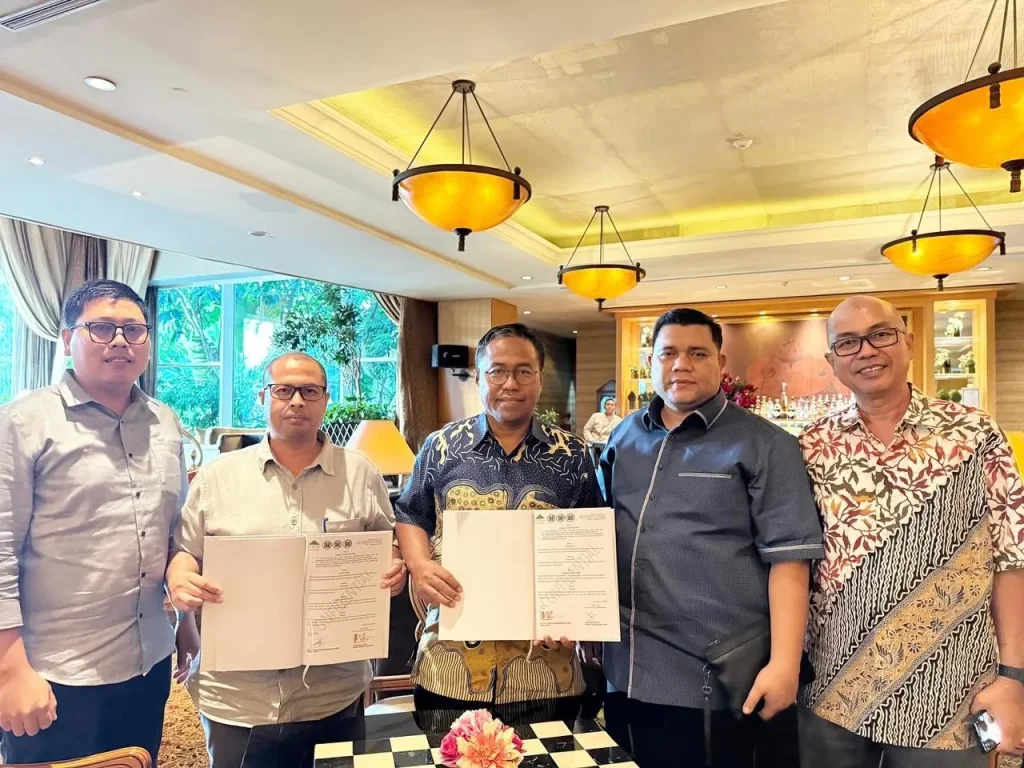 Foto: Penandatanganan MoU ditandatangani oleh Direktur Pengembangan Usaha PTPL, Ir. Muntazar, S.T., M.T., dan Dr. Ir. H. R. Baskoro Abie Pandowo, S.E., M.E. dari pihak PT. PUCO. Disaksikan langsung oleh Direktur Utama PTPL, Habibillah, S.E., serta Direktur Umum dan Keuangan, Junaidi, S.E. berlangsung di Hotel Mulia, Jakarta, Selasa (29/7/2025).