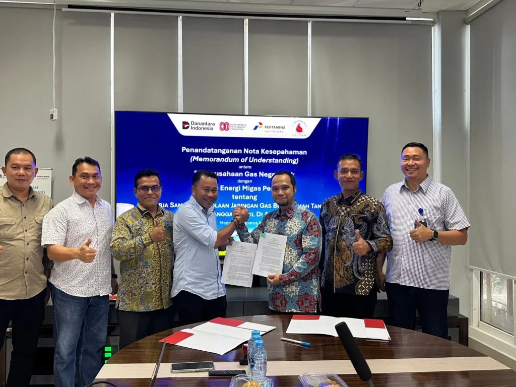 Foto: General Manager Sales and Operation Regional I PGN, Andi Sangga Prasetia bersama Direktur Utama Razali menandatangani MoU Jargas Dewantara